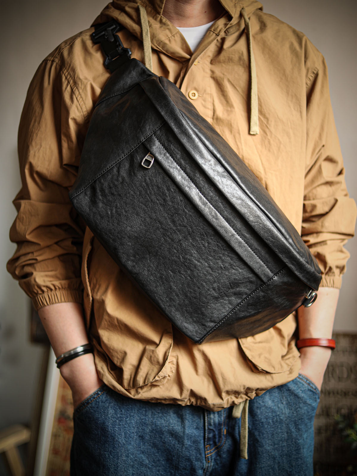 Men's Cowhide Large Capacity Vintage Messenger Bag